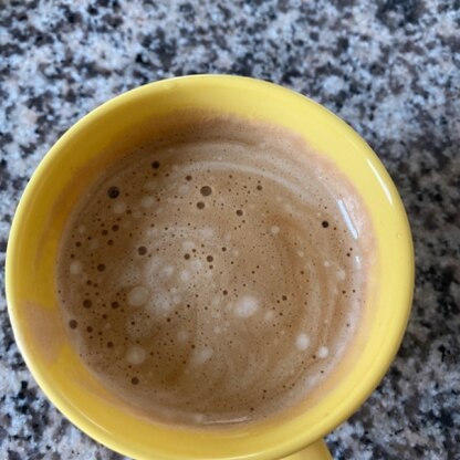 朝食後のコーヒータイムにいつもはブラックですが作ってみました！牛乳入れるとまろやかになって美味しいです♪